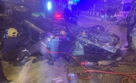 В Сочи в районе съезда на улицу Чайковского перевернулся автомобиль BMW - водитель погиб, пассажир в больнице