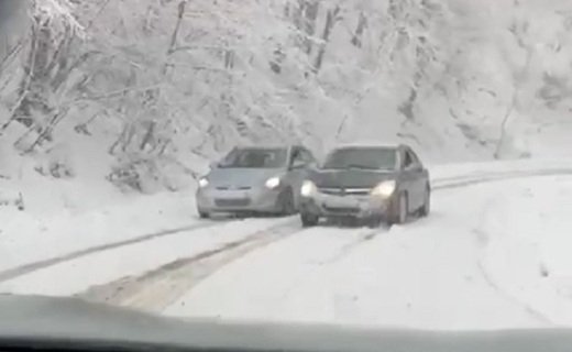ГИБДД Краснодарского края из-за сильного снегопада ограничила движение грузового транспорта через Шаумянский перевал