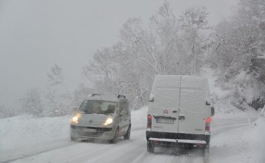 На Кубани в районе Молдовановского перевала из-за плохой погоды ограничили движение грузового транспорта