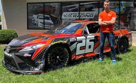 Выступать в NASCAR Cup Series Квят будет за голландскую команду Team Hezeberg на Toyota Camry под номером "26"