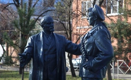 Скульптурная композиция получила прописку в сквере на перекрёстке Ленина и Суворова