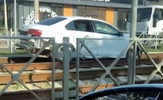 В Краснодаре автомобиль Volkswagen в результате ДТП вылетел на трамвайные пути, парализовав движение общественного транспорта