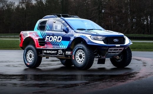 Компания Ford показала гоночный пикап Ranger, подготовленный к ралли-рейду "Дакар 2024", в "боевой" раскраске