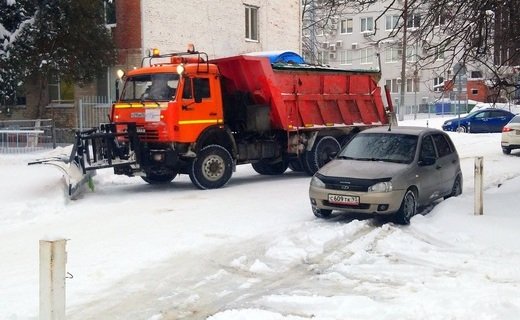В Краснодаре в ночь на 8 февраля продолжилась уборка снега, на расчистку дорог вышли более 40 комбинированных машин
