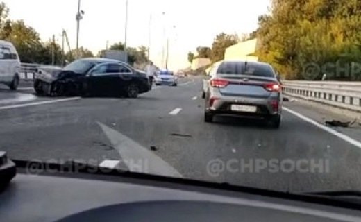 На объездной дороге в Сочи 30 августа столкнулись Mercedes, ВАЗ, Ford и Volkswagen