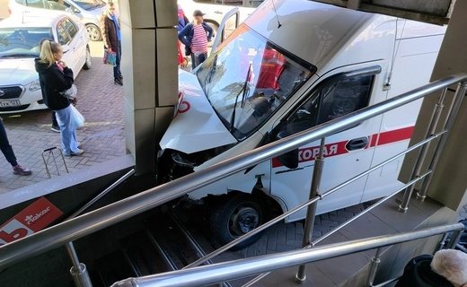 Машина скорой помощи и Hyundai Solaris столкнулись в Краснодаре утром 7 ноября
