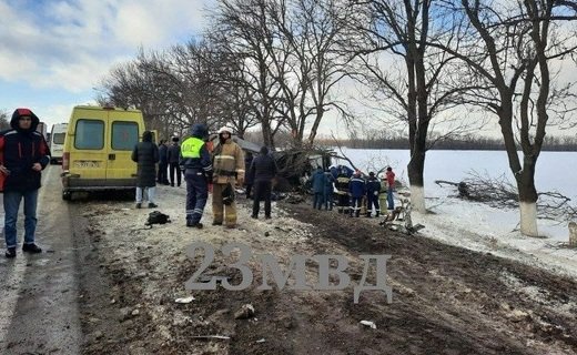 На ФАД "Кавказ" водитель автомобиля Kia столкнулся с грузовиком КамАЗ - погибли три человека