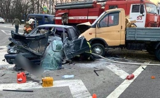 В Северском районе Кубани водитель автомобиля "ГАЗель" проехал на запрещающий сигнал светофора и врезался в Skoda Felicia