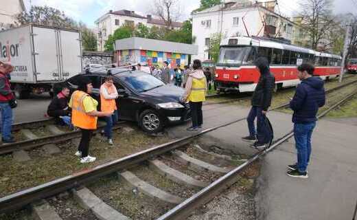 Утром 21 апреля в Краснодаре из-за водителя автомобиля Ford было парализовано движение трамваев по улице Коммунаров