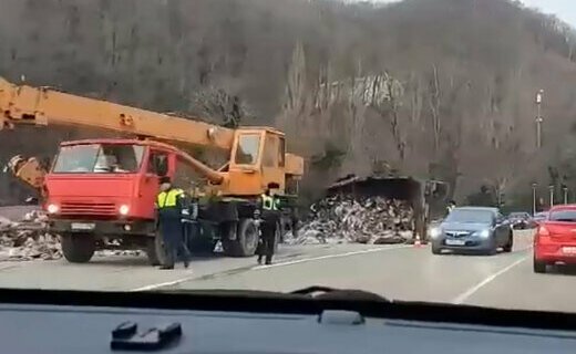 ДТП с участием мусоровоза произошло на трассе "Джубга - Сочи" в Туапсинском районе Краснодарского края 13 февраля