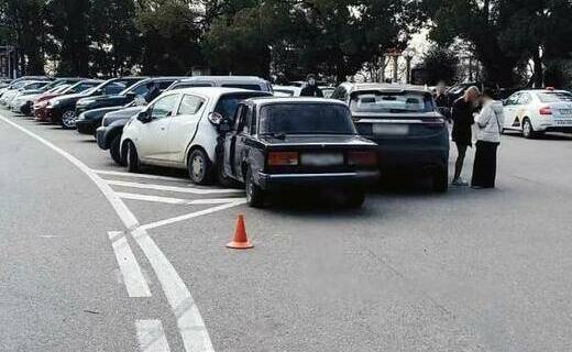 Жительница Сочи на автомобиле ВАЗ-2107 протаранила четыре припаркованных автомобиля
