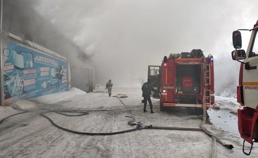 Площадь пожара на складе автозапчастей в Красноярске составляет 3,5 тысячи квадратных метров