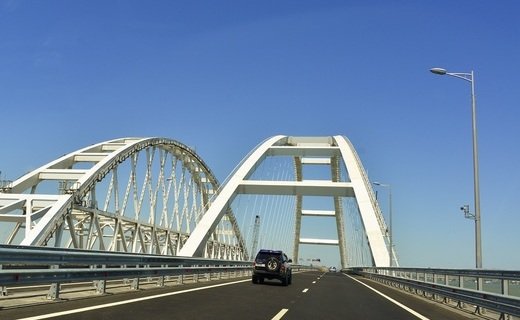 Автомобильное и железнодорожное движение по Крымскому мосту остановлено из-за ЧП