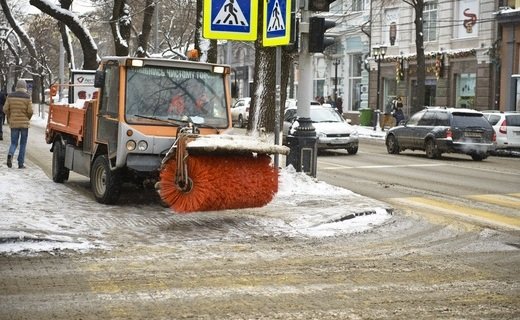 В Краснодаре к превентивной обработке городских магистралей от гололеда приступили 39 комбинированных машин