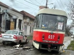 В Краснодаре в результате ДТП трамвай сошел с рельсов
