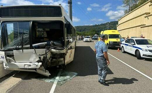 Шесть человек пострадали при столкновении легковушки и автобуса 19 августа на автодороге "Адлер – Красная Поляна"