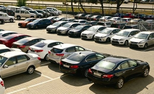 Жители России в 2022 году купили новых автомобилей на общую сумму в 1,5 трлн рублей, это вдвое меньше, чем в 2021 году
