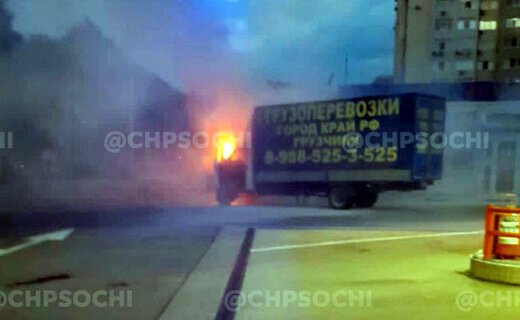 Грузовой автомобиль загорелся возле заправочной станции в Сочи, инцидент произошел вечером 19 августа в Лазаревском районе