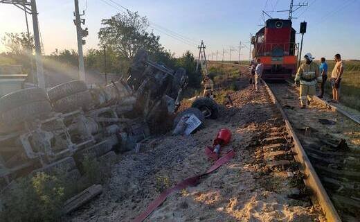 Смертельное ДТП произошло вечером 8 августа на железнодорожном переезде между станциями Гостагаевская и Юровский