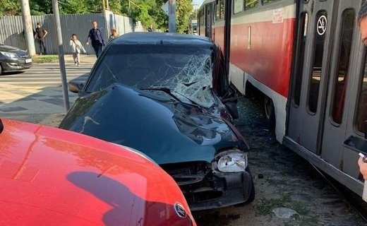 В Краснодаре на перекрёстке улиц Длинной и Коммунаров столкнулись два легковых автомобиля, а также трамвай