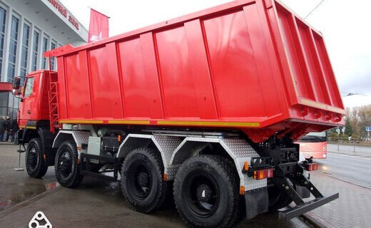 Минский автозавод выпустил тяжёлый грузовик-самосвал с колёсной формулой 8Х8