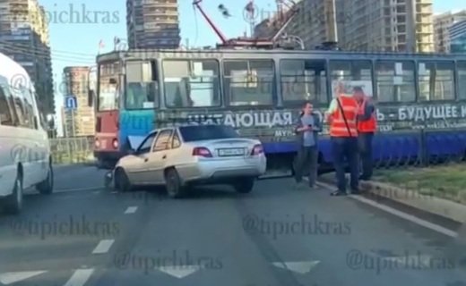 Утром 14 сентября на пересечении улиц Московской и Петра Метальникова в трамвай влетел автомобиль Daewoo Nexia