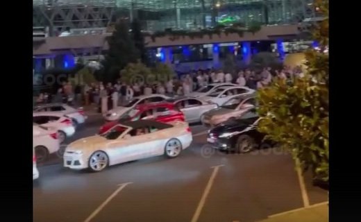 Сочинские таксисты намеренно заблокировали выезд из аэропорта курорта, отказываясь платить за время пребывания