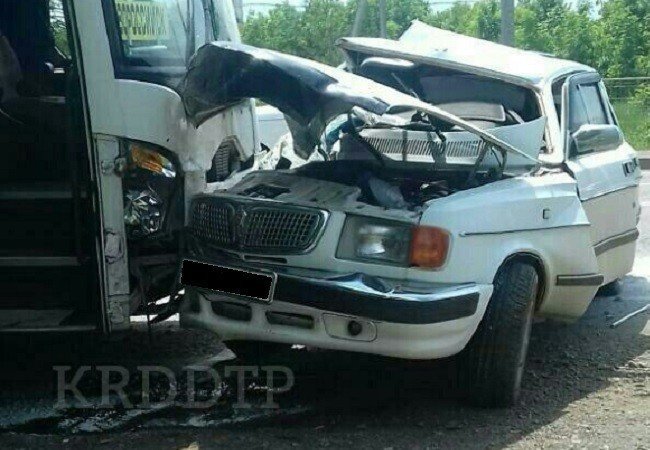 В Абинском районе в столкновении «легковушки» и автобуса умер человек