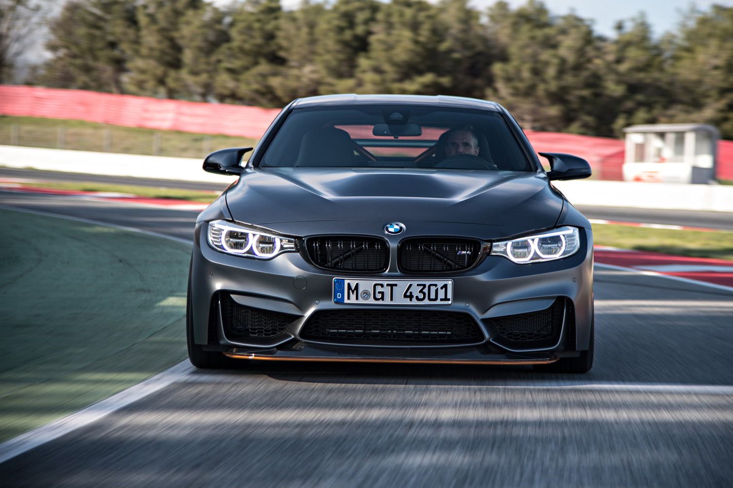 BMW объявила российские цены на свою быстрейшую модель - M4 GTS
