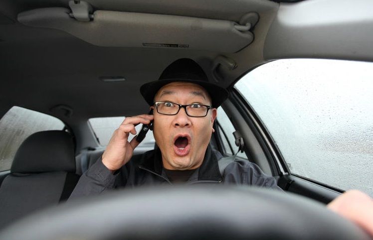 Англичан будут лишать прав за разговоры по телефону за рулем 0