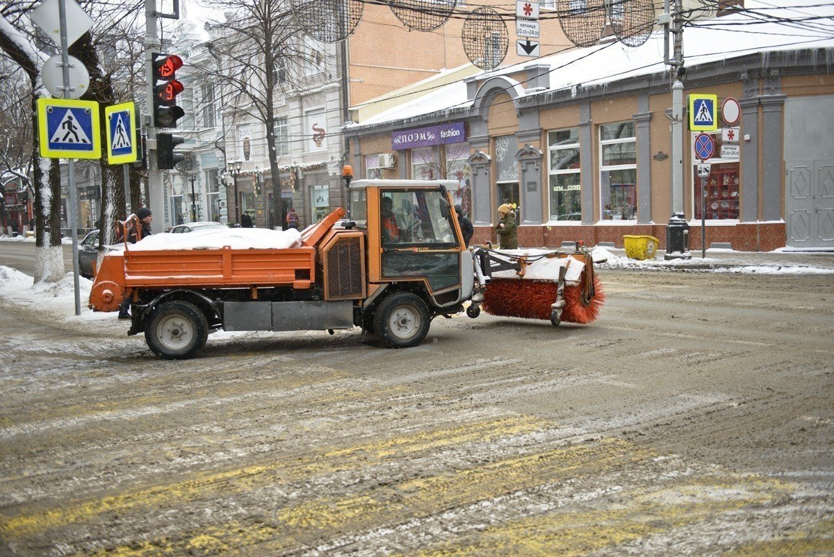Борьба с последствиями снегопада в Краснодаре: дороги обрабатывают реагентами