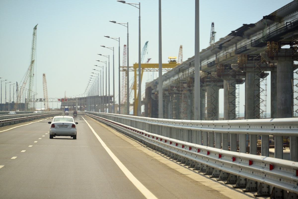 Пункт пропуска керченского моста. Крымский мост 2023. Ограничение на крымском мосту. Проезд грузовиков по крымскому мосту. Крымский мост камеры.
