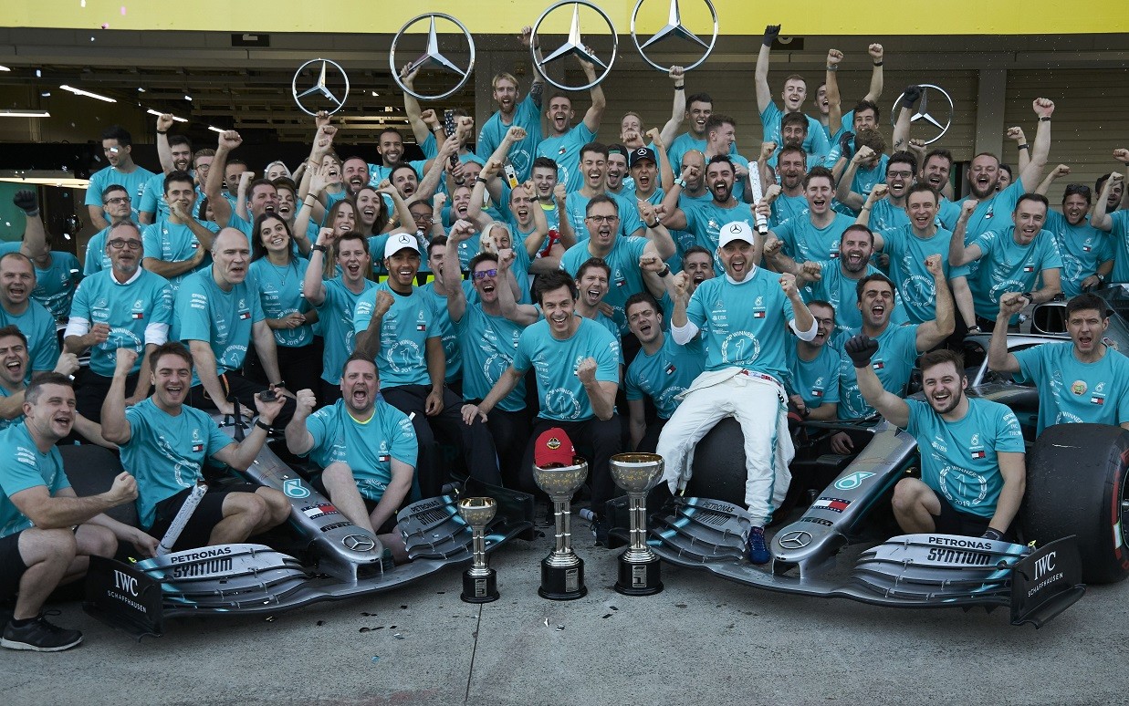 Команда Mercedes празднует победу