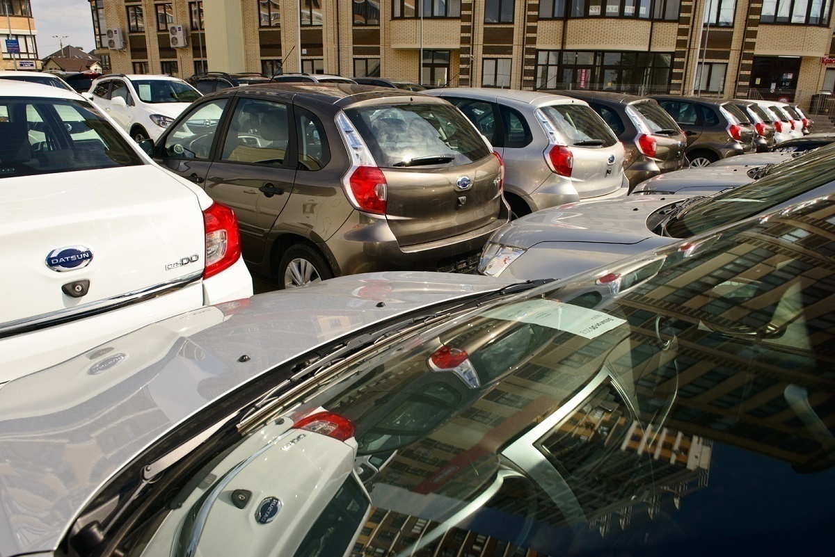 Подорожают автомобили после нового года. Машины шкода в транстехсервисе казань. Хисбула стоит на машине. Машины в ташкенте. Подорожают автомобили после нового года.