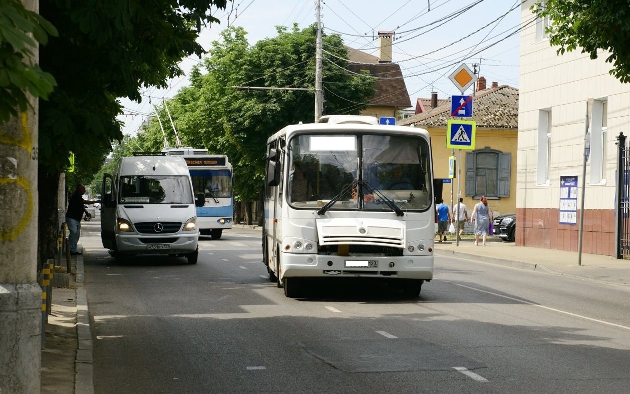 Маршрутка пятерка. Краснодарский автобус. Транспорт Краснодар. Автобус Краснодар. Общественный транспорт Краснодара.