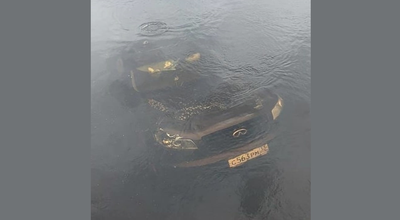 Памятник утонувшим. Cgfctyysq BP enjyeditq vfiys. Машина тонет в реке. В реке нашли машину утопленники. Утонувший Порше.