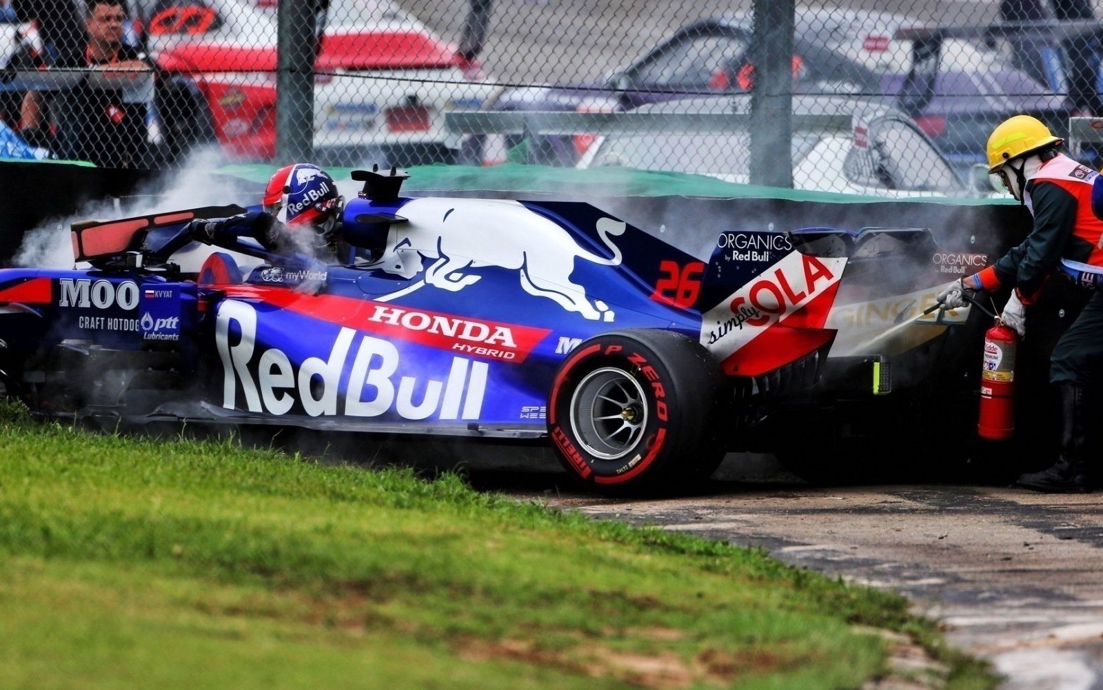 Авария Квята и горящий болид Toro Rosso