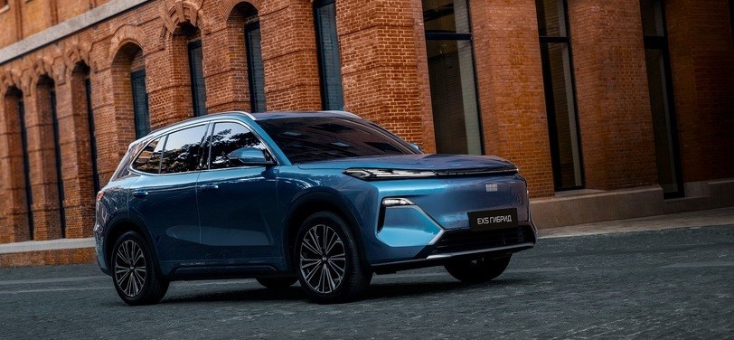 Geely начинает продажи обновлённой гибридной версии кроссовера EX5 на российском рынке