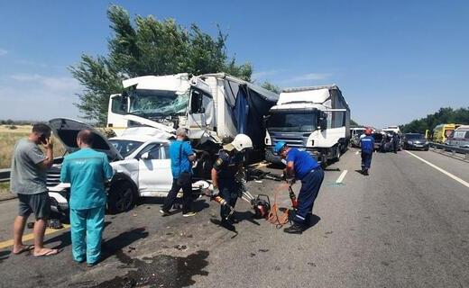 6 августа в Аксайском районе Ростовской области столкнулись две грузовые и семь легковых автомобилей