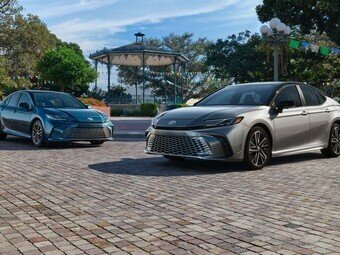 Компания Toyota представила в США новое, девятое поколение бизнес-седана Camry