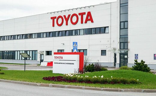 Официальные поставки автомобилей Toyota в Россию не возобновлялись, заявили в компании "Тойота мотор"