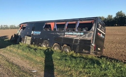 Междугородный автобус Setra примерно в 20 км от Кропоткина столкнулся грузовиком Freightliner, после чего съехал в кювет