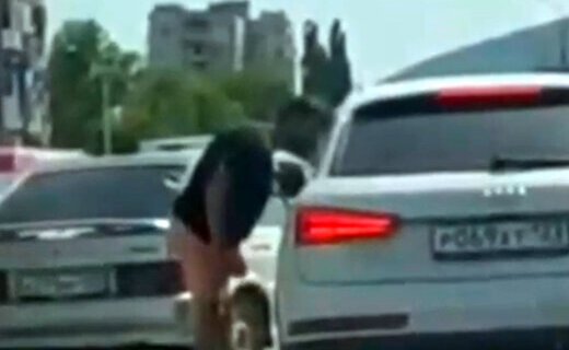 Пассажир ВАЗа сбил боковое зеркало кроссовера Audi