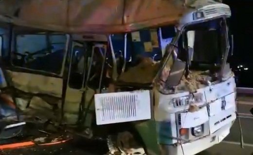 Смертельное ДТП произошло в Армавире вечером 11 января - момент столкновения КамАЗа и автобуса попал в объектив камер