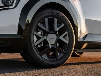Компания Kia представила на автосалоне в Нью-Йорке спецверсию электрического кроссовера EV9 - Nightfall Edition