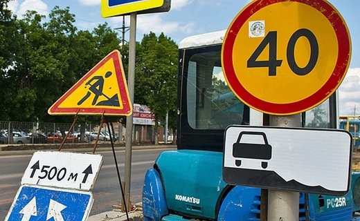 В России запретили рекламу на дорожных указателях