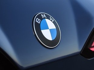 Компания BMW "втихаря" обновила свой логотип