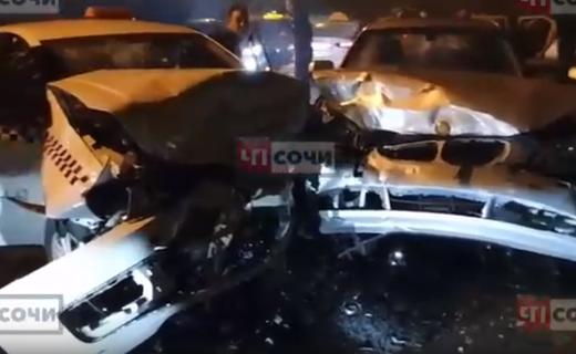 Иномарка врезалась в автомобиль Яндекс.такси