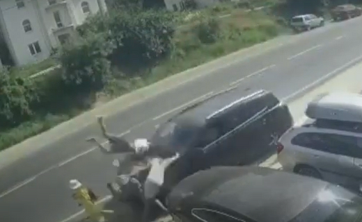 Момент столкновения иномарки с пешеходами попал на камеры видеонаблюдения