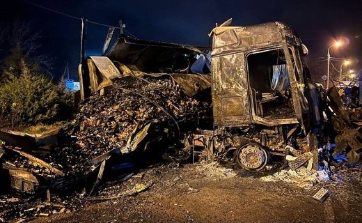 Вечером 22 ноября на Кубани на автодороге "Краснодар - Кропоткин" грузовик Mercedes сгорели после ДТП с КамАЗом